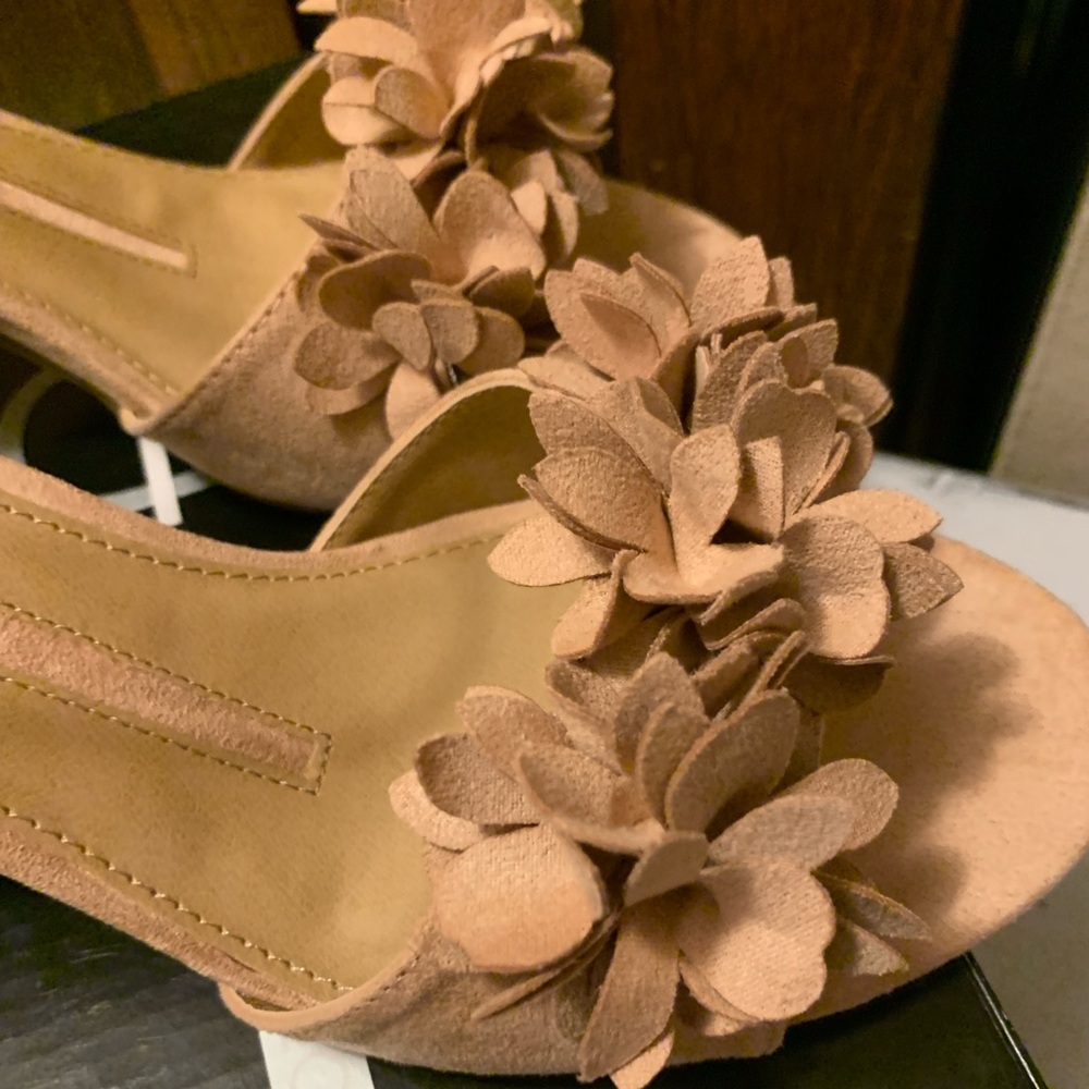 New Women’s Floral Ankle-Strap Sandals in Pale Pink - Picture 3 of 7